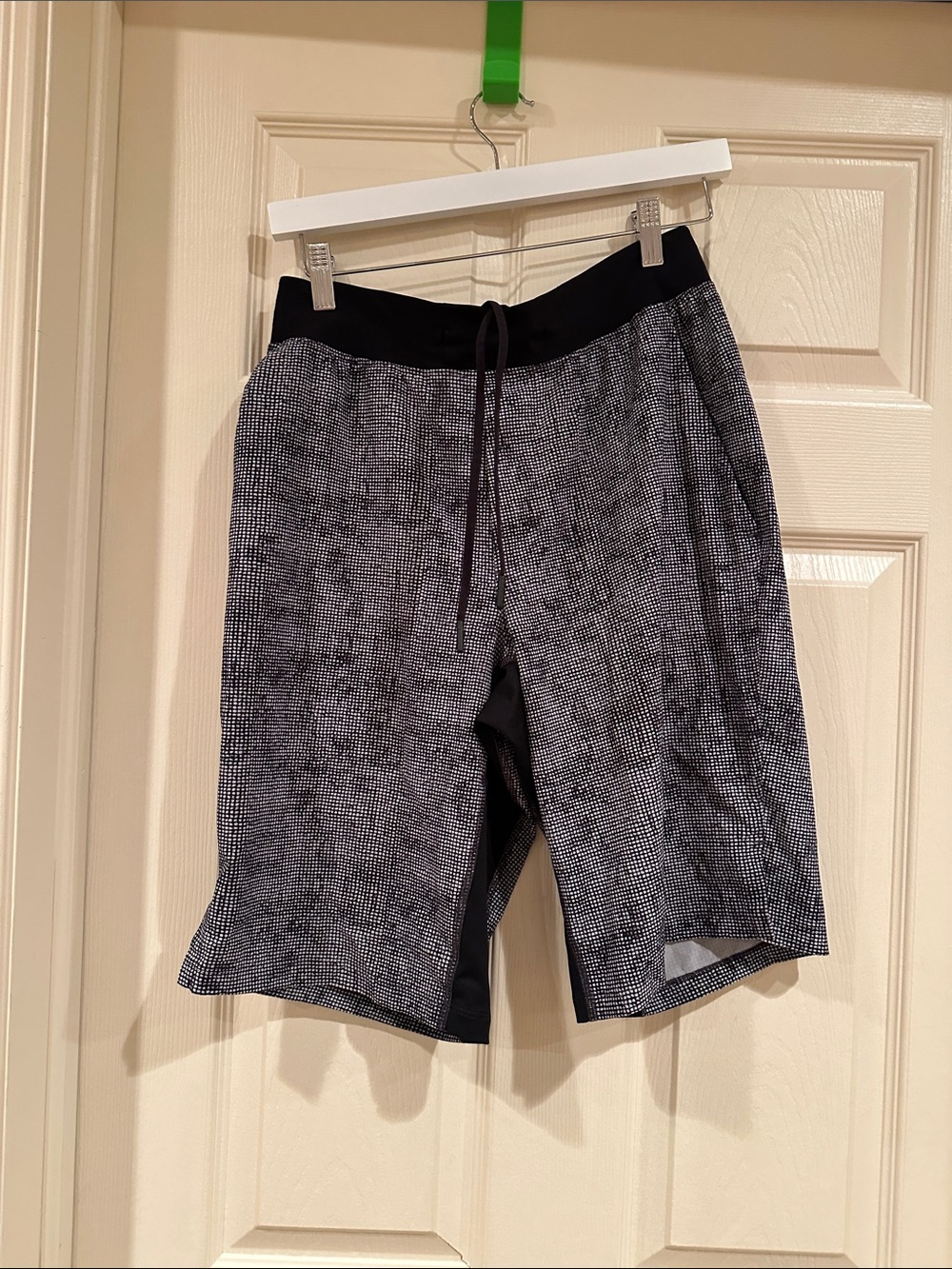lululemon athletica Men's Black and Gray Patterned Athletic Shorts